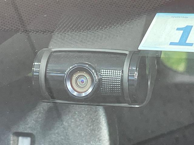 ヴェゼル ハイブリッドＺ・ホンダセンシング　純正ナビ　バックカメラ　衝突被害軽減システム　レーダークルーズ　禁煙車　レザーシート　ドラレコ　スマートキー　ＬＥＤヘッド　ビルトインＥＴＣ　純正１７インチアルミ　オートライト　デュアルエアコン（7枚目）