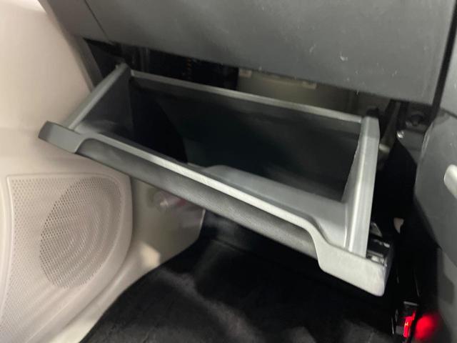 デイズ Ｘ　禁煙車　純正９インチナビ　全周囲カメラ　ＥＴＣ　衝突被害軽減システム　コーナーセンサー　スマートキー　ＨＩＤヘッド　　純正１４インチアルミ　オートライト　オートエアコン　ＤＶＤ再生　地デジ（39枚目）