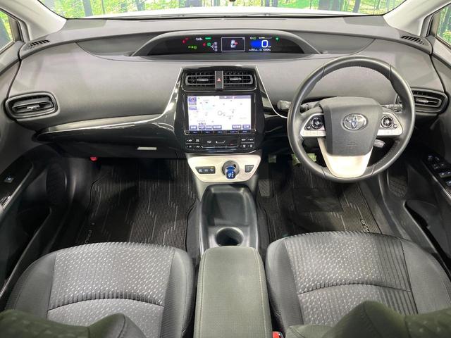 プリウス S 純正SDナビ バックカメラ 衝突被害軽減システム レーダークルーズ 禁煙車 ドラレコ スマートキー LEDヘッド ビルトインETC 純正15インチアルミ オートハイビーム 車線逸脱警報 オートライト(2枚目)