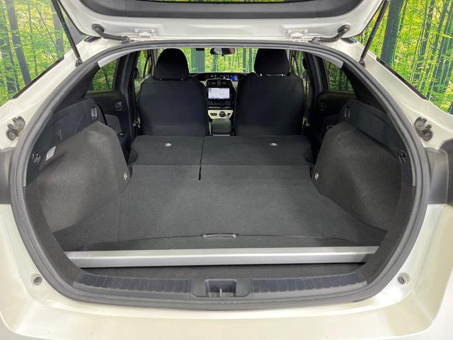 プリウス S 純正SDナビ バックカメラ 衝突被害軽減システム レーダークルーズ 禁煙車 ドラレコ スマートキー LEDヘッド ビルトインETC 純正15インチアルミ オートハイビーム 車線逸脱警報 オートライト(10枚目)