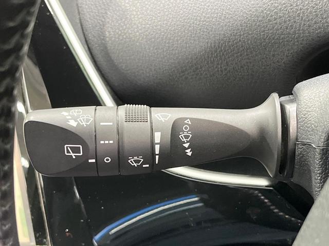 プリウス S 純正SDナビ バックカメラ 衝突被害軽減システム レーダークルーズ 禁煙車 ドラレコ スマートキー LEDヘッド ビルトインETC 純正15インチアルミ オートハイビーム 車線逸脱警報 オートライト(32枚目)