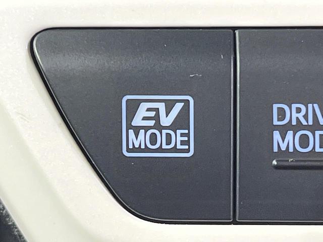 プリウス S 純正SDナビ バックカメラ 衝突被害軽減システム レーダークルーズ 禁煙車 ドラレコ スマートキー LEDヘッド ビルトインETC 純正15インチアルミ オートハイビーム 車線逸脱警報 オートライト(42枚目)