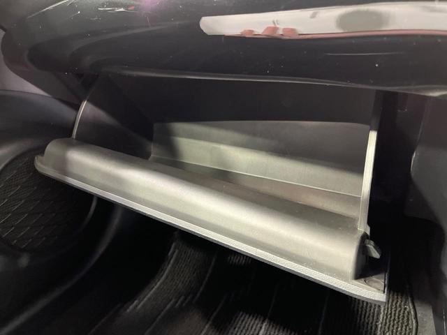 プリウス S 純正SDナビ バックカメラ 衝突被害軽減システム レーダークルーズ 禁煙車 ドラレコ スマートキー LEDヘッド ビルトインETC 純正15インチアルミ オートハイビーム 車線逸脱警報 オートライト(45枚目)