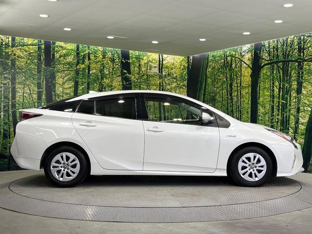 プリウス S 純正SDナビ バックカメラ 衝突被害軽減システム レーダークルーズ 禁煙車 ドラレコ スマートキー LEDヘッド ビルトインETC 純正15インチアルミ オートハイビーム 車線逸脱警報 オートライト(64枚目)