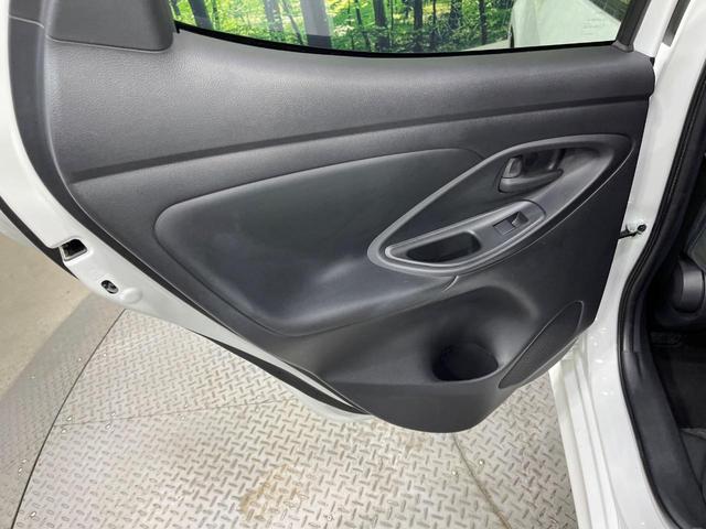 ヤリス Ｘ　禁煙車　純正ディスプレイオーデイオ　バックカメラ　Ａｐｐｌｅｃａｒｐｌａｙ　Ｂｌｕｅｔｏｏｔｈ　ドラレコ　ＥＴＣ　衝突被害軽減システム　スマートキー　オートハイビーム　車線逸脱警報　オートライト（41枚目）