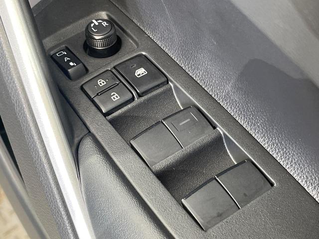 カローラクロス ハイブリッド　Ｚ　禁煙車　パノラマルーフ　純正１０．５型ディスプレイオーディオ　全周囲カメラ　衝突被害軽減システム　レーダークルーズ　パワーシート　電動リアゲート　ＥＴＣ２．０　ハーフレザーシート　前席シートヒーター（22枚目）