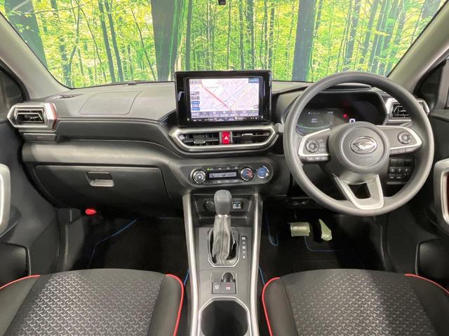 ロッキー Ｘ　ＨＥＶ　禁煙車　ＢＩＧＸ９型ナビ　全周囲カメラ　衝突被害軽減システム　ドラレコ　コーナーセンサー　ＬＥＤヘッドライト　ＥＴＣ　純正１６インチアルミホイール　オートライト　オートエアコン　Ｂｌｕｅｔｏｏｔｈ（2枚目）