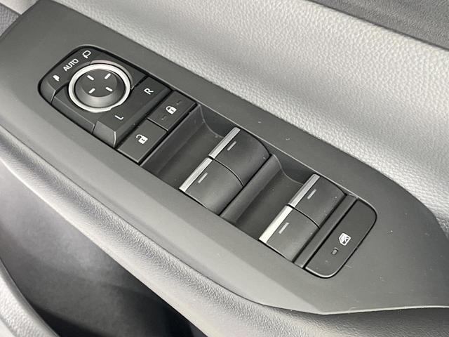 プリウス Ｇ　全周囲カメラ　衝突被害軽減システム　レーダークルーズ　禁煙車　ドラレコ　コーナーセンサー　スマートキー　ＬＥＤヘッド　ＥＴＣ２．０　純正１９インチアルミ　オートハイビーム　車線逸脱警報　オートライト（21枚目）