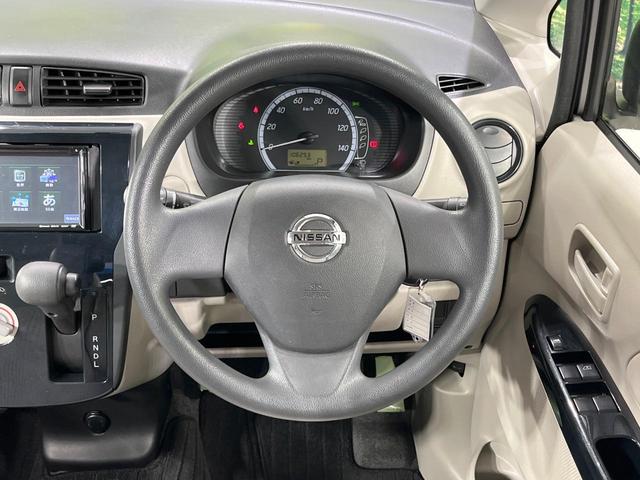 �C���e���A�ɍ��킹���f�U�C���̃X�e�A�����O�́A�^�]�������̂��Ƃ��l���A�^�]���₷���`��A�傫���ł��B�����x�A���ۂɐG���Ă��m���߂��������B