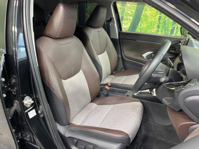 ヤリスクロス ハイブリッドＺ　禁煙車　純正８型ＤＡ　バックカメラ　衝突被害軽減システム　レーダークルーズ　合皮コンビシート　パワーシート　シートヒータ　コーナーセンサー　ＬＥＤヘッド　ＥＴＣ　純正１８インチアルミ　オートハイビーム（8枚目）