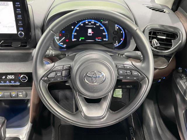 ヤリスクロス ハイブリッドＺ　禁煙車　純正８型ＤＡ　バックカメラ　衝突被害軽減システム　レーダークルーズ　合皮コンビシート　パワーシート　シートヒータ　コーナーセンサー　ＬＥＤヘッド　ＥＴＣ　純正１８インチアルミ　オートハイビーム（10枚目）