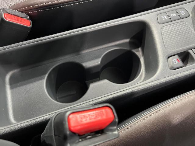 ヤリスクロス ハイブリッドＺ　禁煙車　純正８型ＤＡ　バックカメラ　衝突被害軽減システム　レーダークルーズ　合皮コンビシート　パワーシート　シートヒータ　コーナーセンサー　ＬＥＤヘッド　ＥＴＣ　純正１８インチアルミ　オートハイビーム（43枚目）