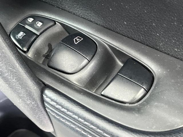 エクストレイル ２０Ｘ　エマージェンシーブレーキパッケージ　禁煙車　純正ＳＤナビ　バックカメラ　衝突被害軽減システム　防水シート　コーナーセンサー　スマートキー　ＥＴＣ　純正１７インチアルミホイール　シートヒーター　オートライト　オートエアコン　ＣＤ再生（21枚目）