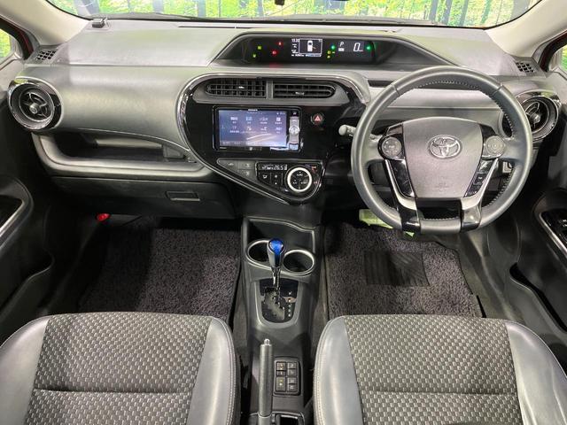 アクア クロスオーバー　禁煙車　ＳＤナビ　バックカメラ　衝突被害軽減システム　合皮コンビシート　スマートキー　ＬＥＤヘッド　ＥＴＣ　純正１６インチアルミ　オートハイビーム　車線逸脱警報　オートライト　オートエアコン（2枚目）