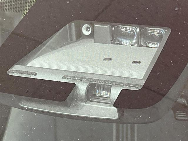 アクア クロスオーバー　禁煙車　ＳＤナビ　バックカメラ　衝突被害軽減システム　合皮コンビシート　スマートキー　ＬＥＤヘッド　ＥＴＣ　純正１６インチアルミ　オートハイビーム　車線逸脱警報　オートライト　オートエアコン（5枚目）