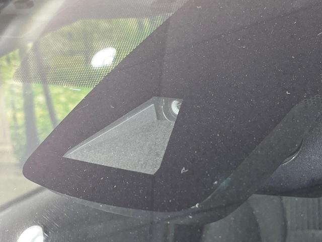 プリウス Ｓセーフティプラス　禁煙車　純正９インチナビ　バックカメラ　衝突被害軽減システム　レーダークルーズ　ドラレコ　コーナーセンサー　スマートキー　ＬＥＤヘッド　ビルトインＥＴＣ　純正１７インチアルミ　オートハイビーム（5枚目）