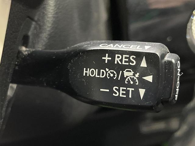 プリウス Ｓセーフティプラス　禁煙車　純正９インチナビ　バックカメラ　衝突被害軽減システム　レーダークルーズ　ドラレコ　コーナーセンサー　スマートキー　ＬＥＤヘッド　ビルトインＥＴＣ　純正１７インチアルミ　オートハイビーム（7枚目）