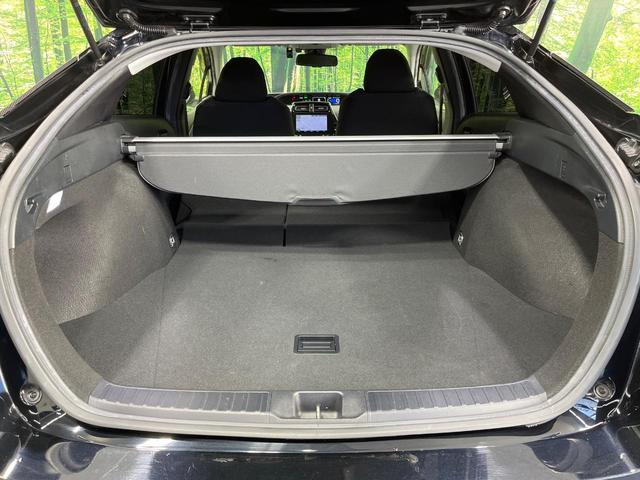 プリウス Ｓセーフティプラス　禁煙車　純正９インチナビ　バックカメラ　衝突被害軽減システム　レーダークルーズ　ドラレコ　コーナーセンサー　スマートキー　ＬＥＤヘッド　ビルトインＥＴＣ　純正１７インチアルミ　オートハイビーム（10枚目）