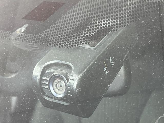 プリウス Ｓセーフティプラス　禁煙車　純正９インチナビ　バックカメラ　衝突被害軽減システム　レーダークルーズ　ドラレコ　コーナーセンサー　スマートキー　ＬＥＤヘッド　ビルトインＥＴＣ　純正１７インチアルミ　オートハイビーム（29枚目）