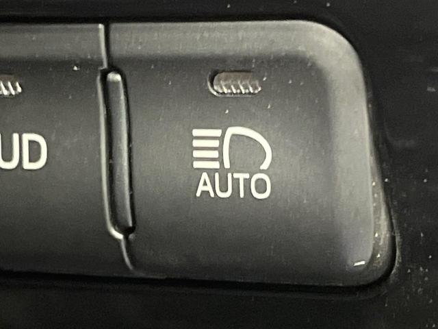 プリウス Ｓセーフティプラス　禁煙車　純正９インチナビ　バックカメラ　衝突被害軽減システム　レーダークルーズ　ドラレコ　コーナーセンサー　スマートキー　ＬＥＤヘッド　ビルトインＥＴＣ　純正１７インチアルミ　オートハイビーム（30枚目）