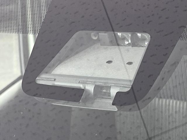 ヴォクシー ＺＳ　禁煙車　両側電動ドア　純正９型ＳＤナビ　１２型後席モニター　バックカメラ　衝突被害軽減システム　ドラレコ　コーナーセンサー　ＬＥＤヘッド　クルコン　純正１６インチアルミ　オートハイビーム（3枚目）