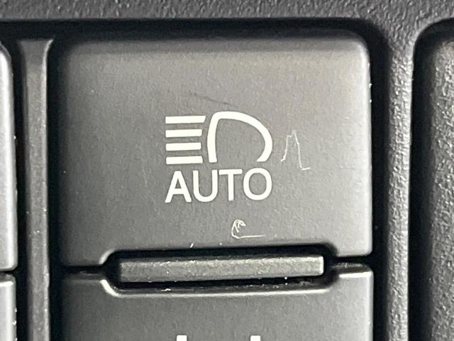 ヴォクシー ＺＳ　禁煙車　両側電動ドア　純正９型ＳＤナビ　１２型後席モニター　バックカメラ　衝突被害軽減システム　ドラレコ　コーナーセンサー　ＬＥＤヘッド　クルコン　純正１６インチアルミ　オートハイビーム（24枚目）