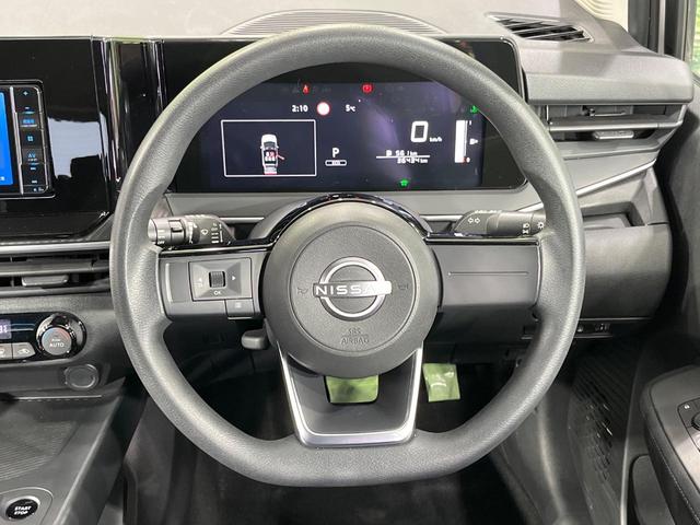 �C���e���A�ɍ��킹���f�U�C���̃X�e�A�����O�́A�^�]�������̂��Ƃ��l���A�^�]���₷���`��A�傫���ł��B�����x�A���ۂɐG���Ă��m���߂��������B