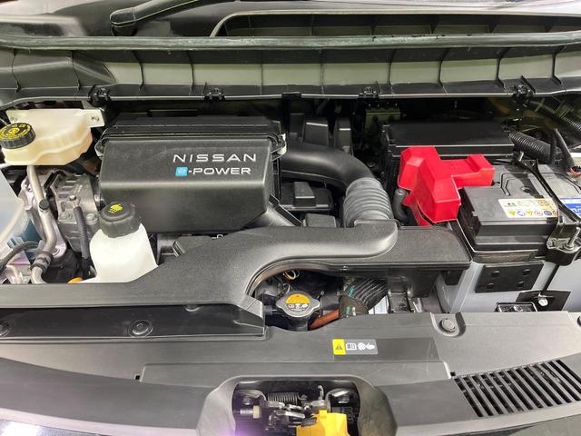 セレナ ｅ－パワー　ハイウェイスターＶ　両側電動ドア　後席モニター　全周囲カメラ　衝突被害軽減システム　レーダークルーズ　禁煙車　コーナーセンサー　スマートキー　ＬＥＤヘッド　純正１６インチアルミ　オートライト　デュアルエアコン（18枚目）