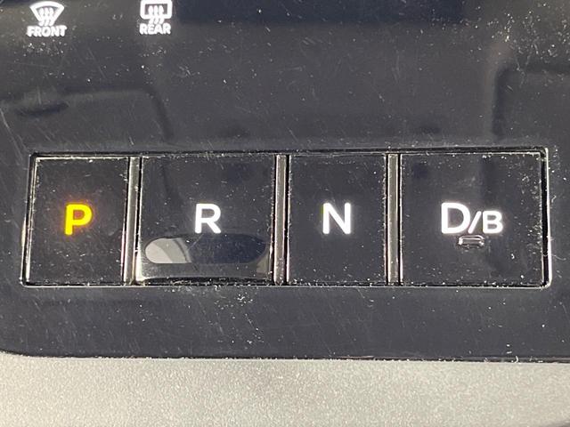 セレナ ｅ－パワー　ハイウェイスターＶ　両側電動ドア　後席モニター　全周囲カメラ　衝突被害軽減システム　レーダークルーズ　禁煙車　コーナーセンサー　スマートキー　ＬＥＤヘッド　純正１６インチアルミ　オートライト　デュアルエアコン（40枚目）