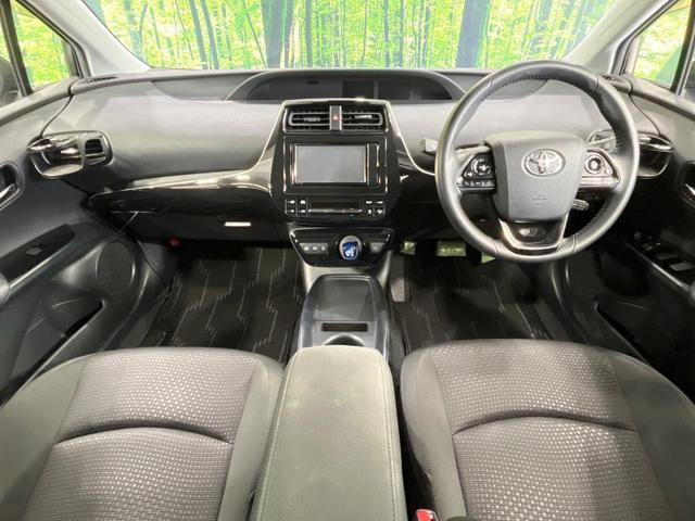 プリウス ＳセーフティプラスＩＩ　禁煙車　純正ＳＤナビ　全周囲カメラ　衝突被害軽減システム　レーダークルーズ　ドラレコ　コーナーセンサー　スマートキー　ＬＥＤヘッド　ビルトインＥＴＣ　純正１７インチアルミ　車線逸脱警報　オートライト（2枚目）