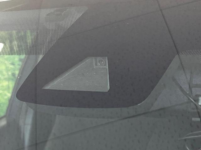 プリウス ＳセーフティプラスＩＩ　禁煙車　純正ＳＤナビ　全周囲カメラ　衝突被害軽減システム　レーダークルーズ　ドラレコ　コーナーセンサー　スマートキー　ＬＥＤヘッド　ビルトインＥＴＣ　純正１７インチアルミ　車線逸脱警報　オートライト（3枚目）