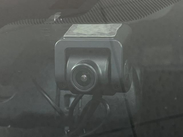 プリウス ＳセーフティプラスＩＩ　禁煙車　純正ＳＤナビ　全周囲カメラ　衝突被害軽減システム　レーダークルーズ　ドラレコ　コーナーセンサー　スマートキー　ＬＥＤヘッド　ビルトインＥＴＣ　純正１７インチアルミ　車線逸脱警報　オートライト（7枚目）