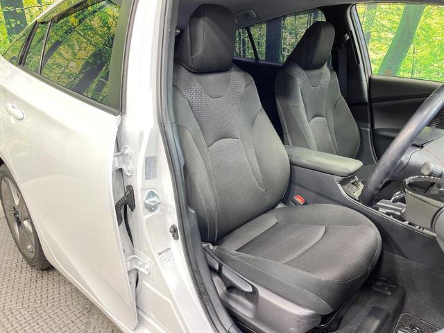 プリウス ＳセーフティプラスＩＩ　禁煙車　純正ＳＤナビ　全周囲カメラ　衝突被害軽減システム　レーダークルーズ　ドラレコ　コーナーセンサー　スマートキー　ＬＥＤヘッド　ビルトインＥＴＣ　純正１７インチアルミ　車線逸脱警報　オートライト（8枚目）