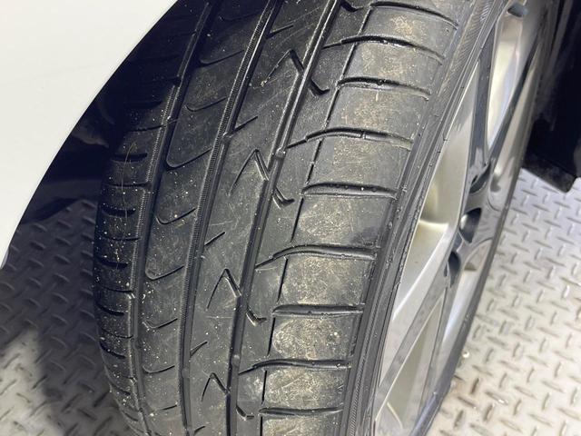 プリウス ＳセーフティプラスＩＩ　禁煙車　純正ＳＤナビ　全周囲カメラ　衝突被害軽減システム　レーダークルーズ　ドラレコ　コーナーセンサー　スマートキー　ＬＥＤヘッド　ビルトインＥＴＣ　純正１７インチアルミ　車線逸脱警報　オートライト（26枚目）