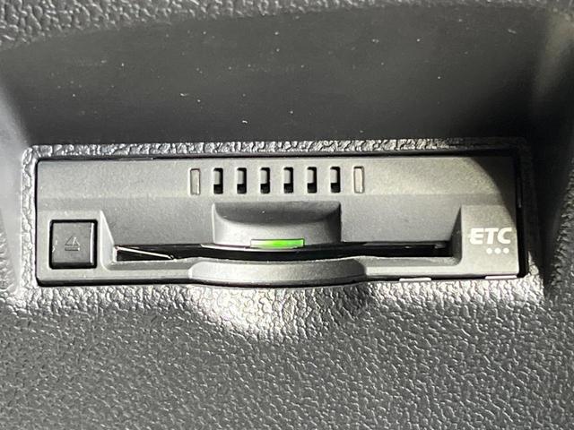 プリウス ＳセーフティプラスＩＩ　禁煙車　純正ＳＤナビ　全周囲カメラ　衝突被害軽減システム　レーダークルーズ　ドラレコ　コーナーセンサー　スマートキー　ＬＥＤヘッド　ビルトインＥＴＣ　純正１７インチアルミ　車線逸脱警報　オートライト（43枚目）