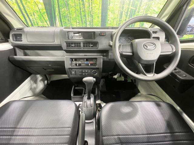 ハイゼットトラック スタンダード　禁煙車　衝突被害軽減システム　コーナーセンサー　スマートキー　車線逸脱警報　オートライト　オートエアコン　パワーウィンドウ　電動格納ミラー　横滑り防止機能　アイドリングストップ　ドアバイザー（2枚目）