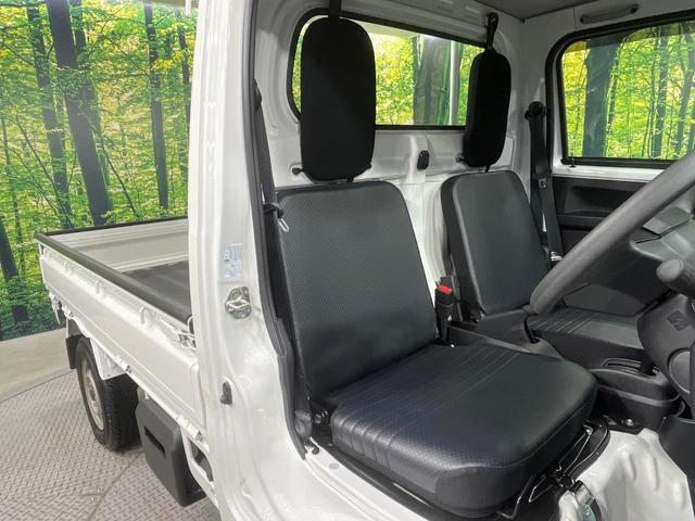 ハイゼットトラック スタンダード　禁煙車　衝突被害軽減システム　コーナーセンサー　スマートキー　車線逸脱警報　オートライト　オートエアコン　パワーウィンドウ　電動格納ミラー　横滑り防止機能　アイドリングストップ　ドアバイザー（9枚目）