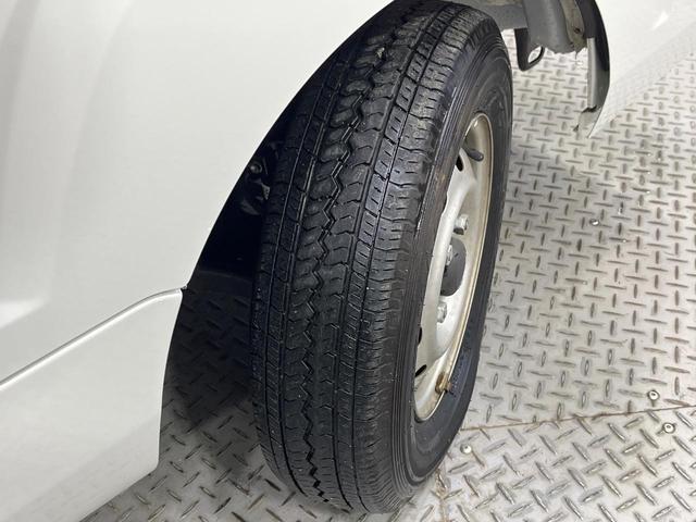 ハイゼットトラック スタンダード　禁煙車　衝突被害軽減システム　コーナーセンサー　スマートキー　車線逸脱警報　オートライト　オートエアコン　パワーウィンドウ　電動格納ミラー　横滑り防止機能　アイドリングストップ　ドアバイザー（25枚目）