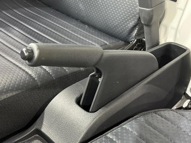 ハイゼットトラック スタンダード　禁煙車　衝突被害軽減システム　コーナーセンサー　スマートキー　車線逸脱警報　オートライト　オートエアコン　パワーウィンドウ　電動格納ミラー　横滑り防止機能　アイドリングストップ　ドアバイザー（31枚目）