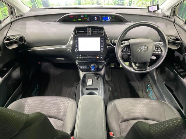 プリウス ＳセーフティプラスＩＩ　禁煙車　純正８型ＤＡ　全周囲カメラ　１００Ｖ電源　衝突被害軽減システム　レーダークルーズ　ドラレコ　コーナーセンサー　ＬＥＤヘッド　デジタルインナーミラ　ＥＴＣ　純正１７インチアルミ　オートハイビーム（2枚目）