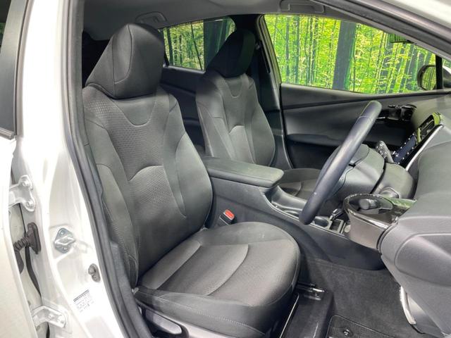 プリウス ＳセーフティプラスＩＩ　禁煙車　純正８型ＤＡ　全周囲カメラ　１００Ｖ電源　衝突被害軽減システム　レーダークルーズ　ドラレコ　コーナーセンサー　ＬＥＤヘッド　デジタルインナーミラ　ＥＴＣ　純正１７インチアルミ　オートハイビーム（8枚目）