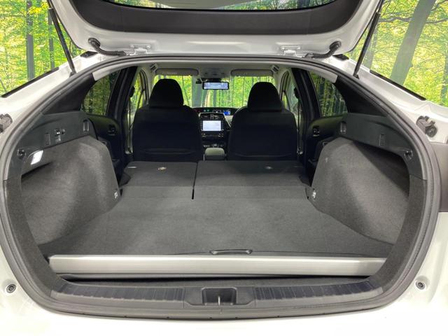 プリウス ＳセーフティプラスＩＩ　禁煙車　純正８型ＤＡ　全周囲カメラ　１００Ｖ電源　衝突被害軽減システム　レーダークルーズ　ドラレコ　コーナーセンサー　ＬＥＤヘッド　デジタルインナーミラ　ＥＴＣ　純正１７インチアルミ　オートハイビーム（10枚目）