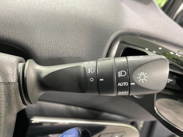 プリウス ＳセーフティプラスＩＩ　禁煙車　純正８型ＤＡ　全周囲カメラ　１００Ｖ電源　衝突被害軽減システム　レーダークルーズ　ドラレコ　コーナーセンサー　ＬＥＤヘッド　デジタルインナーミラ　ＥＴＣ　純正１７インチアルミ　オートハイビーム（30枚目）