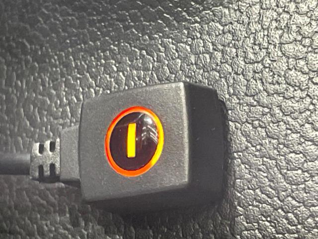 プリウス ＳセーフティプラスＩＩ　禁煙車　純正８型ＤＡ　全周囲カメラ　１００Ｖ電源　衝突被害軽減システム　レーダークルーズ　ドラレコ　コーナーセンサー　ＬＥＤヘッド　デジタルインナーミラ　ＥＴＣ　純正１７インチアルミ　オートハイビーム（32枚目）