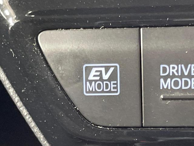 プリウス ＳセーフティプラスＩＩ　禁煙車　純正８型ＤＡ　全周囲カメラ　１００Ｖ電源　衝突被害軽減システム　レーダークルーズ　ドラレコ　コーナーセンサー　ＬＥＤヘッド　デジタルインナーミラ　ＥＴＣ　純正１７インチアルミ　オートハイビーム（41枚目）