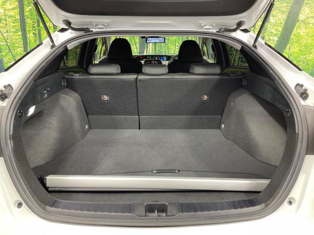 プリウス ＳセーフティプラスＩＩ　禁煙車　純正８型ＤＡ　全周囲カメラ　１００Ｖ電源　衝突被害軽減システム　レーダークルーズ　ドラレコ　コーナーセンサー　ＬＥＤヘッド　デジタルインナーミラ　ＥＴＣ　純正１７インチアルミ　オートハイビーム（50枚目）