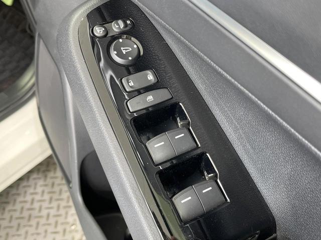 ヴェゼル ｅ：ＨＥＶ　Ｚ　禁煙車　純正９型ナビ　バックカメラ　衝突被害軽減システム　レーダークルーズ　電動リアゲート　ドラレコ　コーナーセンサー　スマートキー　ＬＥＤヘッド　ＥＴＣ２．０　純正１８インチアルミ　オートライト（21枚目）