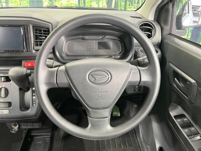 �C���e���A�ɍ��킹���f�U�C���̃X�e�A�����O�́A�^�]�������̂��Ƃ��l���A�^�]���₷���`��A�傫���ł��B�����x�A���ۂɐG���Ă��m���߂��������B