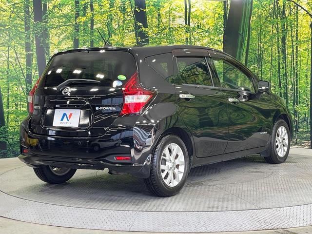 ノート ｅ－パワー　Ｘ　禁煙車　純正ＳＤナビ　全周囲カメラ　衝突被害軽減システム　コーナーセンサー　スマートキー　ＬＥＤヘッドライト　ＥＴＣ　純正ＯＰ１５インチアルミ　オートライト　オートエアコン　Ｂｌｕｅｔｏｏｔｈ　ＣＤ（17枚目）