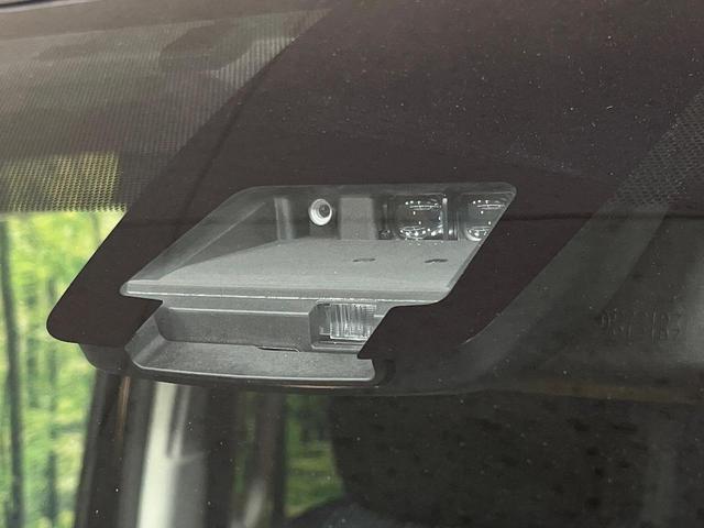 ヴォクシー ＺＳ　煌ＩＩ　禁煙車　両側電動ドア　ＳＤナビ　１２型後席モニター　バックカメラ　衝突被害軽減システム　スマートキー　ＬＥＤヘッド　ビルトインＥＴＣ　純正１７インチアルミ　車線逸脱警報　オートライト　デュアルエアコン（4枚目）